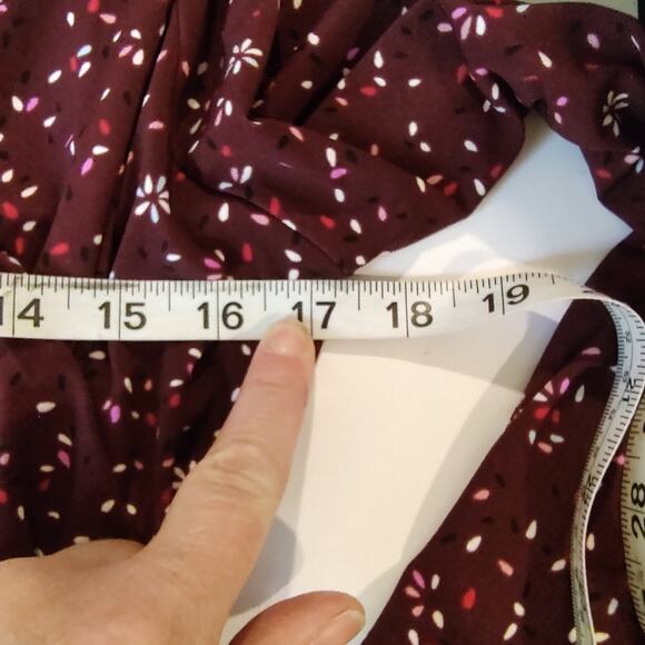 Motherhood Maternity 3/4 Sleeve Floral Faux Wrap Top in Burgundy Size Small - Picture 6 of 6